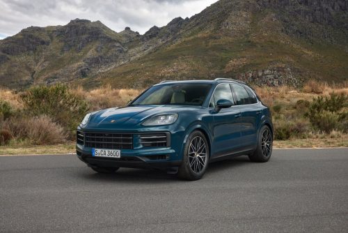 Three-quarter side view of a 2024 (facelift) blue Porsche Cayenne