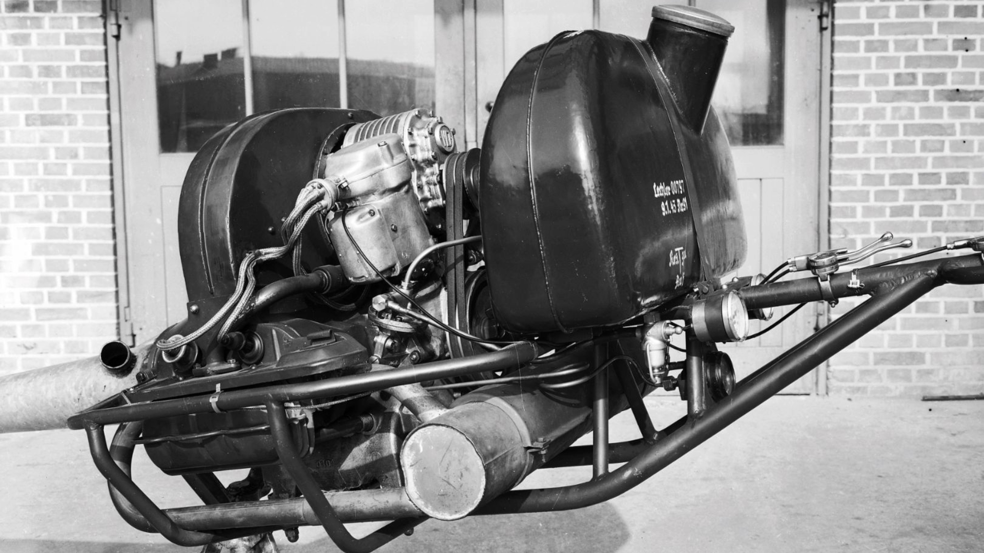 Volkswagen engine with top-mounted roots-type compressor for the Porsche Type 170