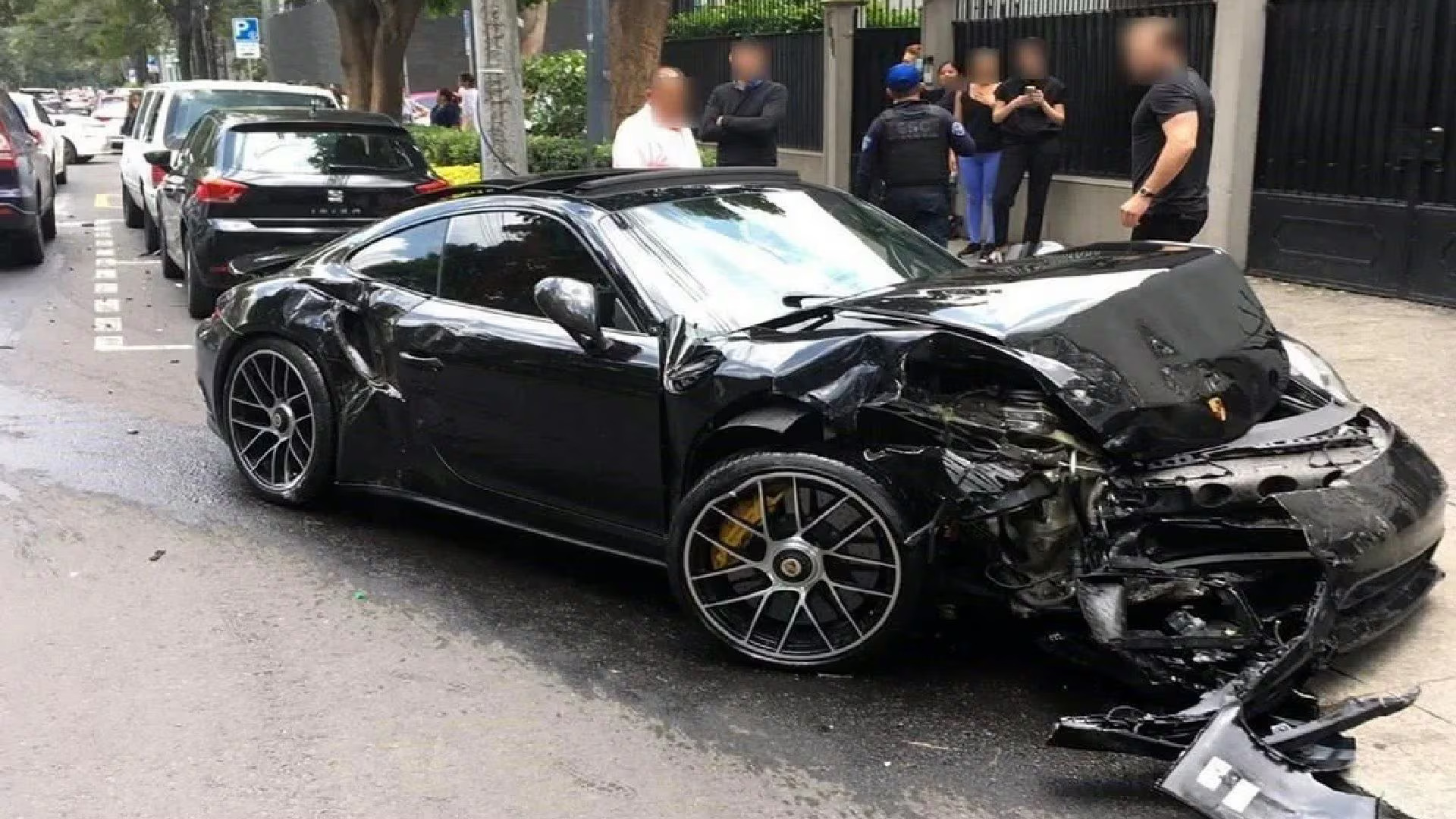 Wrecked black Porsche 911 in Mexico City