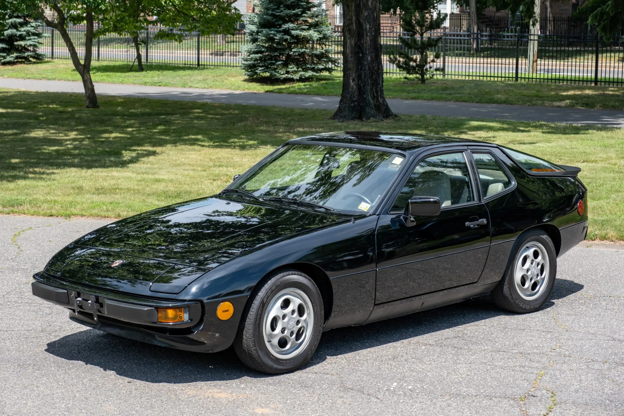 Load larger image of 1987 Porsche 924S - Stuttcars Classified
