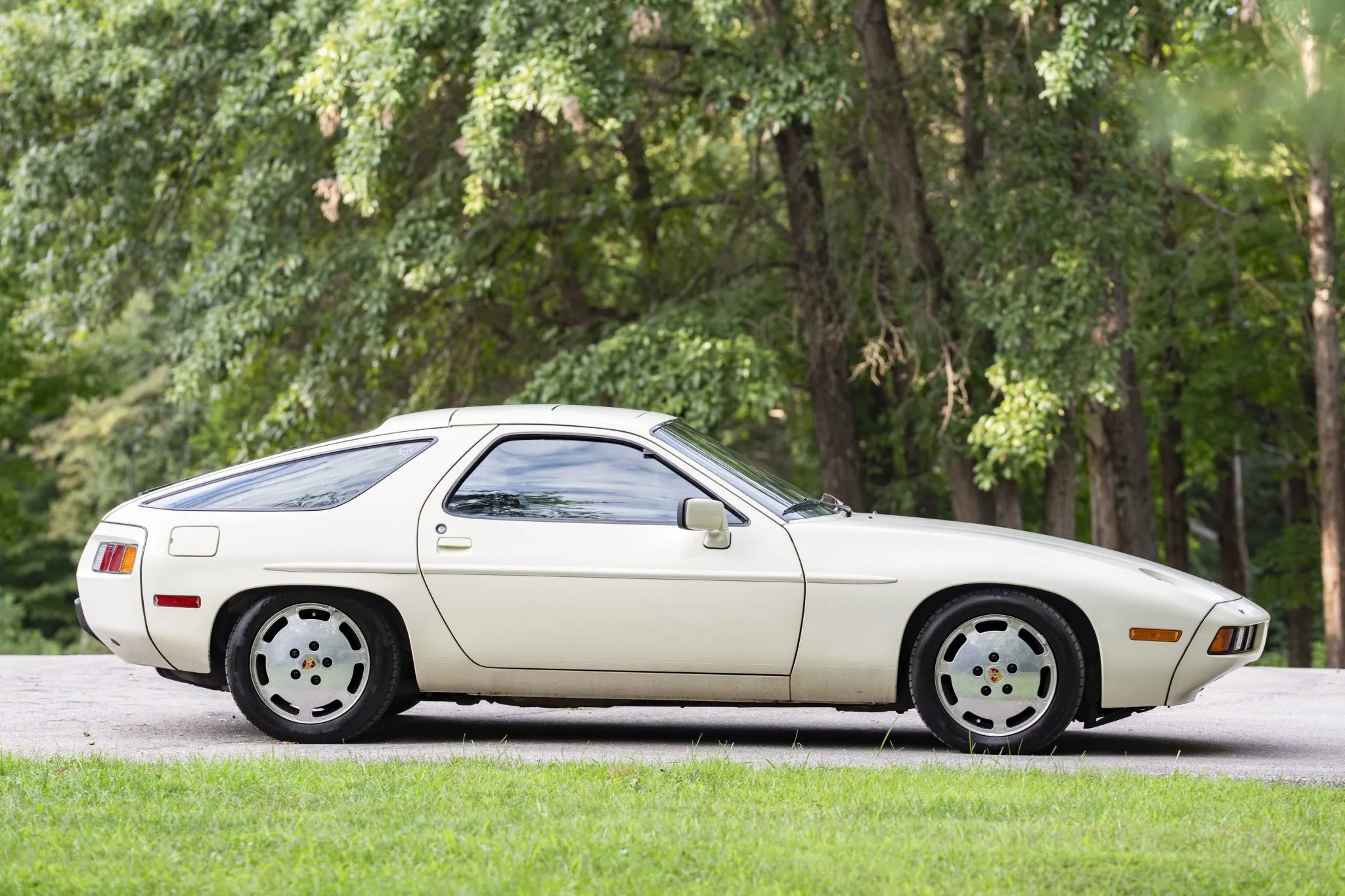 Load larger image of 1981 Porsche 928 - Stuttcars Classified
