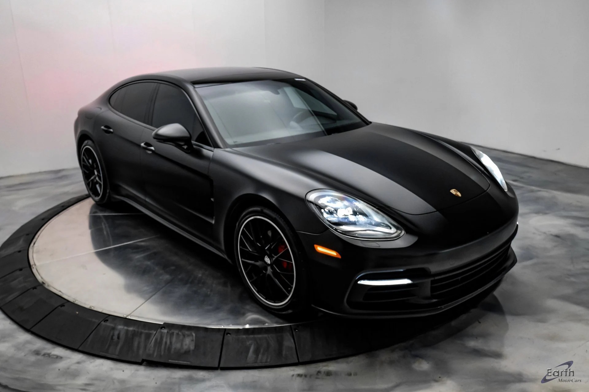 Load larger image of 2018 Porsche Panamera - Stuttcars Classified