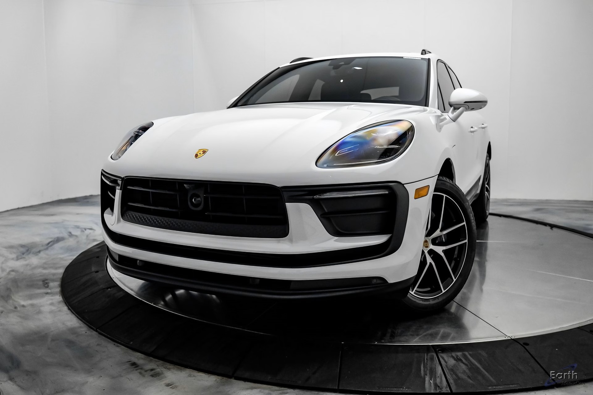 Load larger image of 2024 Porsche Macan - Stuttcars Classified
