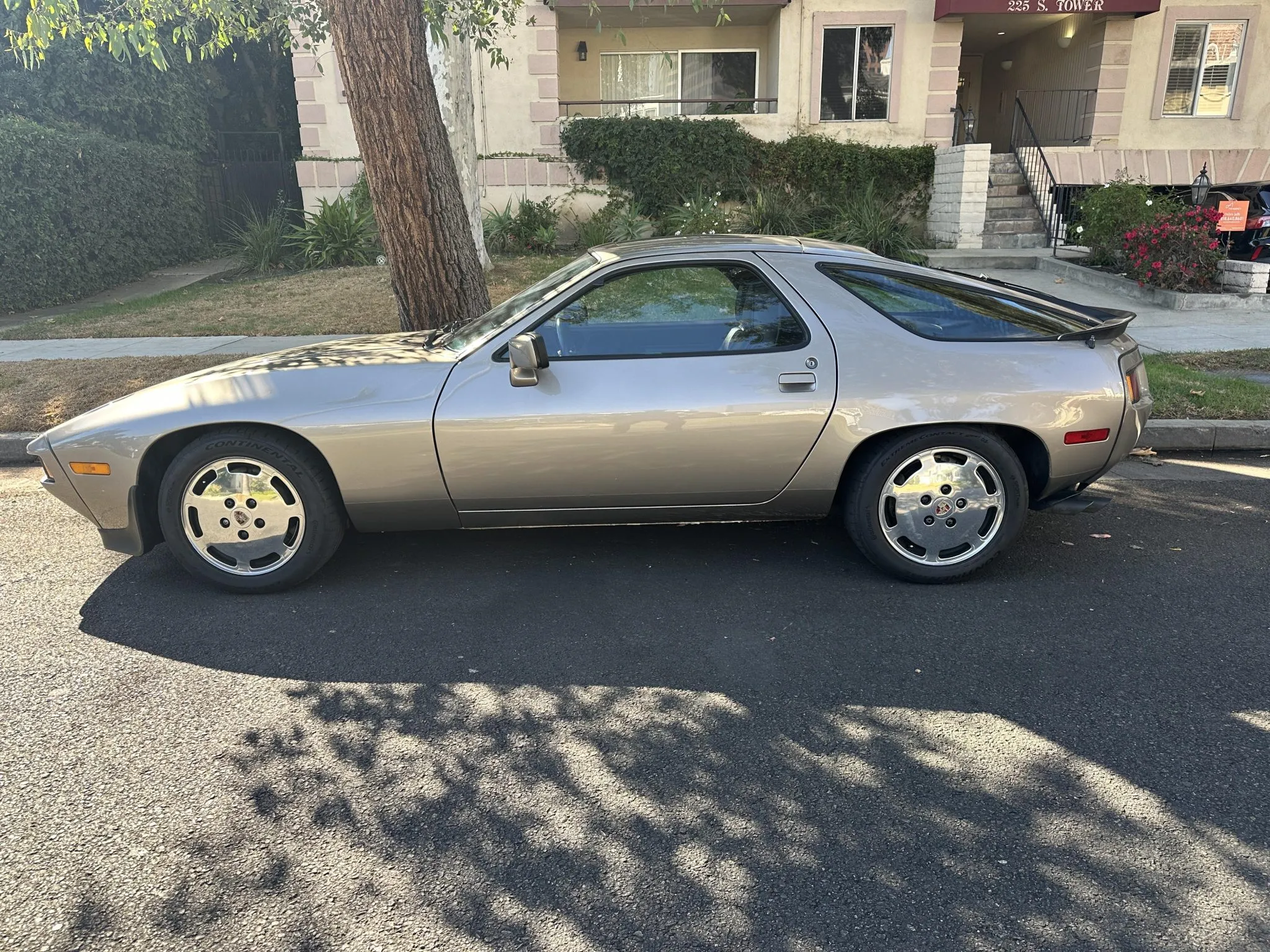 Load larger image of 1984 Porsche 928S - Stuttcars Classified