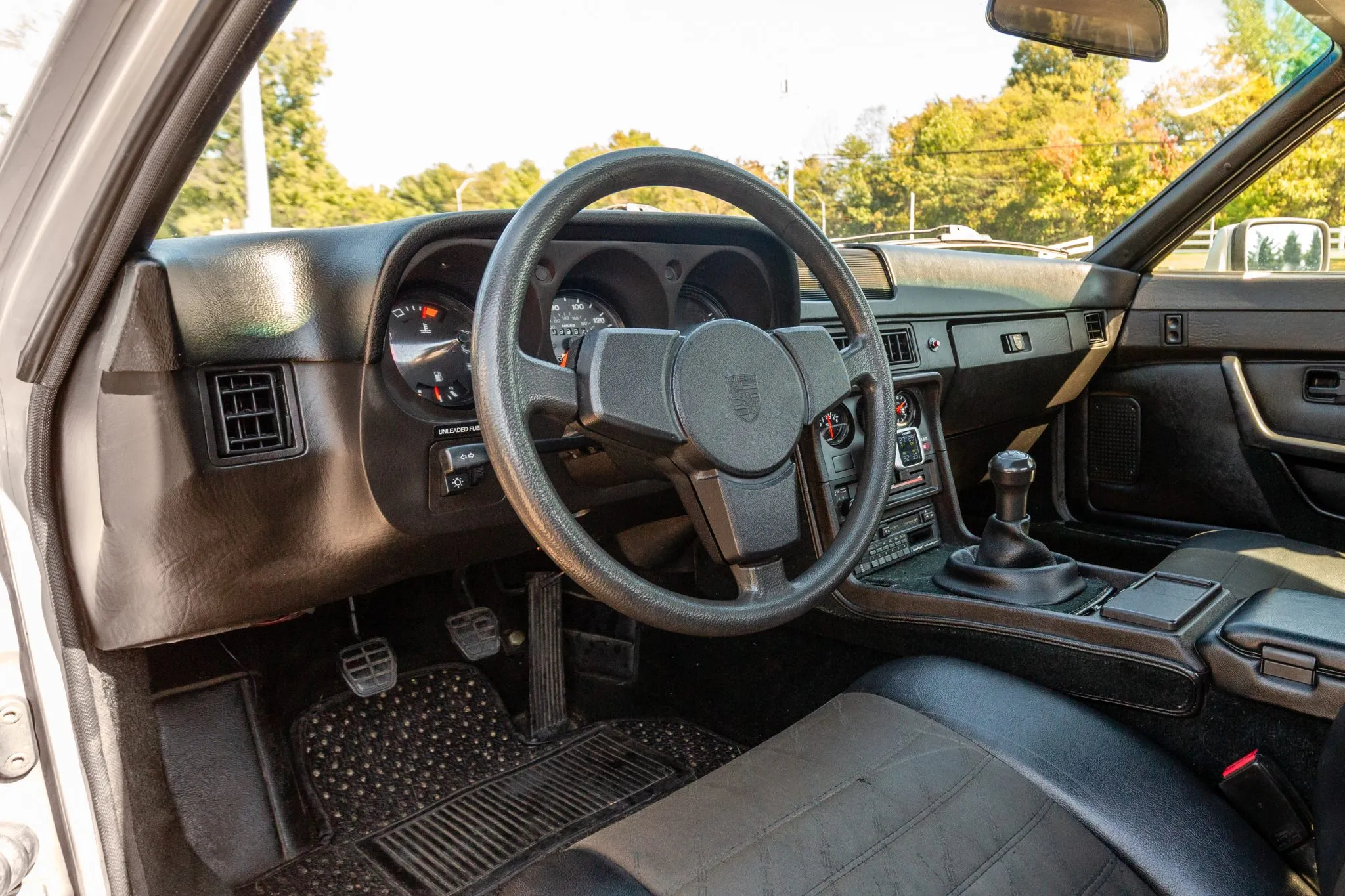 Load larger image of 1987 Porsche 924S - Stuttcars Classified