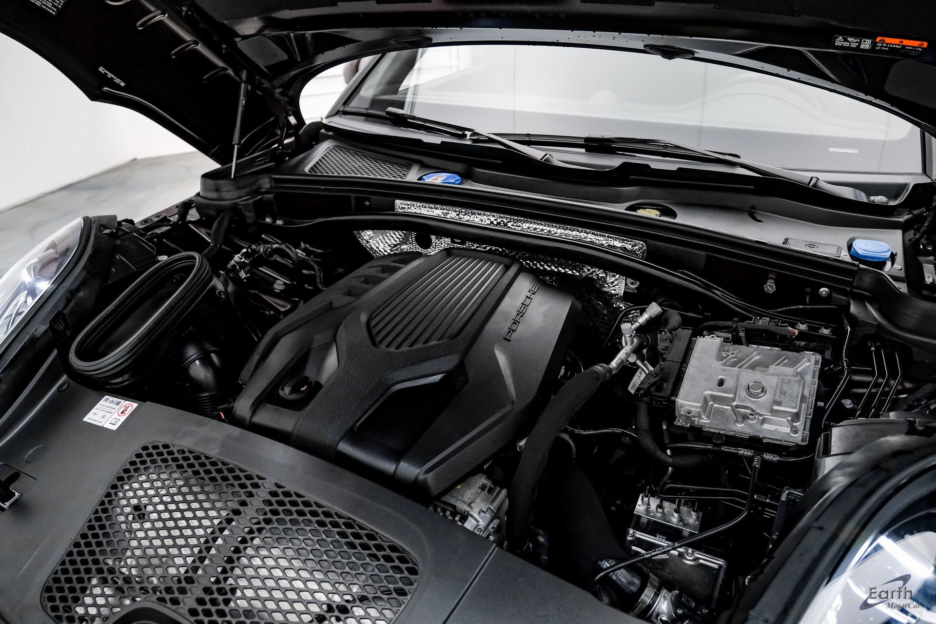 Load larger image of 2024 Porsche Macan - Stuttcars Classified