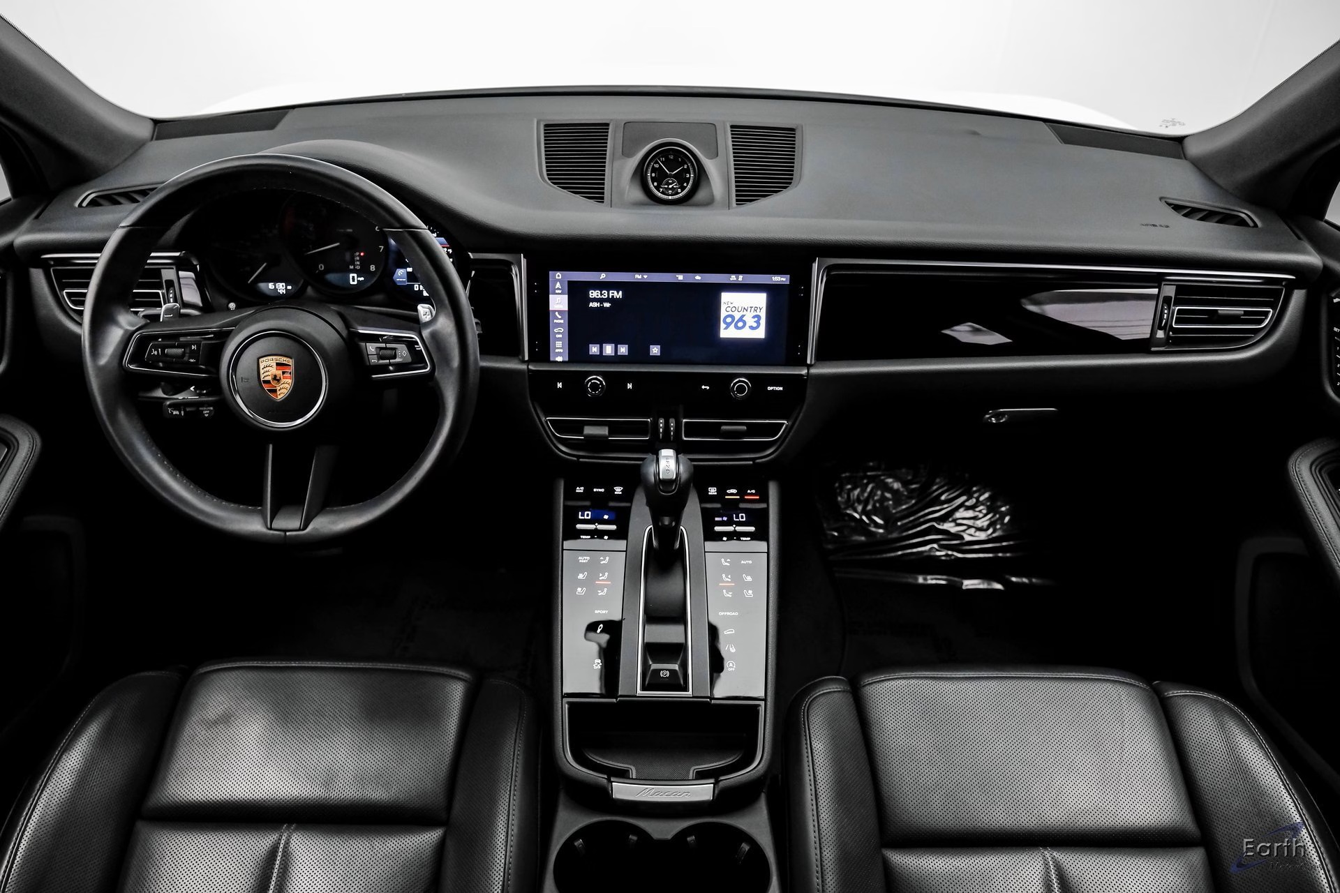 Load larger image of 2024 Porsche Macan - Stuttcars Classified