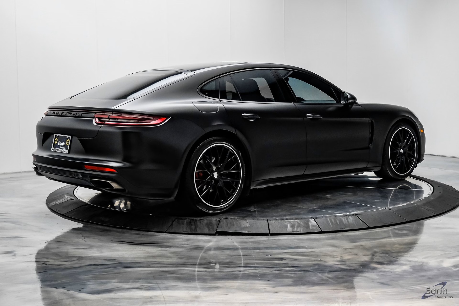 Load larger image of 2018 Porsche Panamera - Stuttcars Classified
