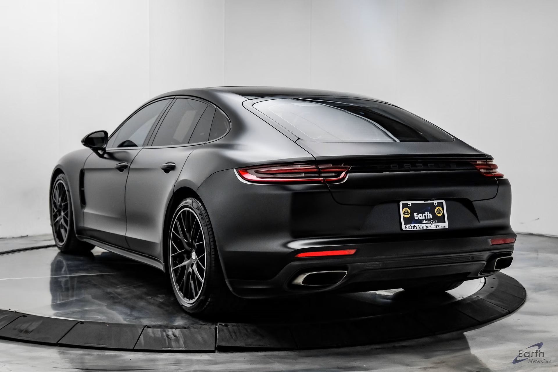 Load larger image of 2018 Porsche Panamera - Stuttcars Classified