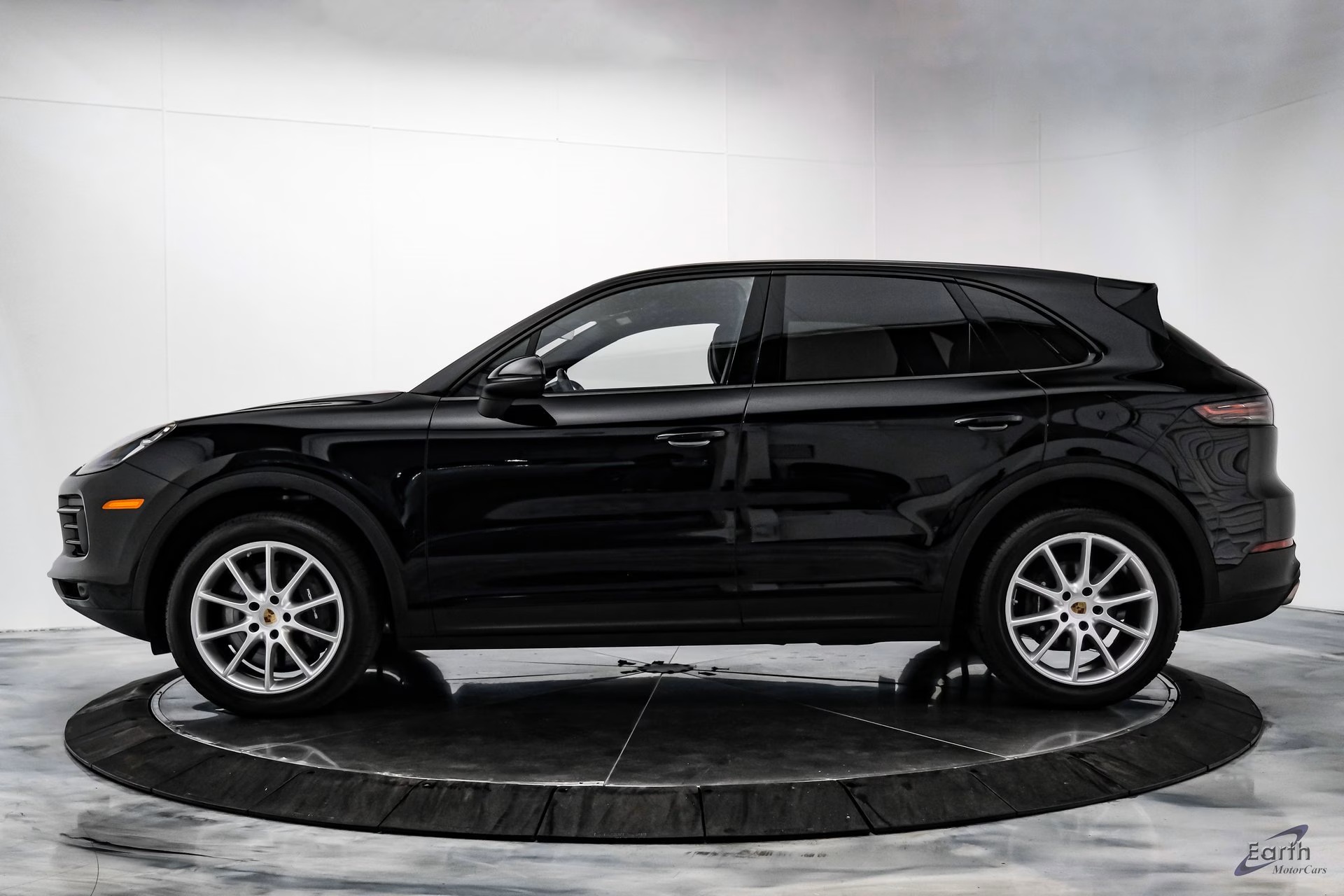 Load larger image of 2022 Porsche Cayenne - Stuttcars Classified