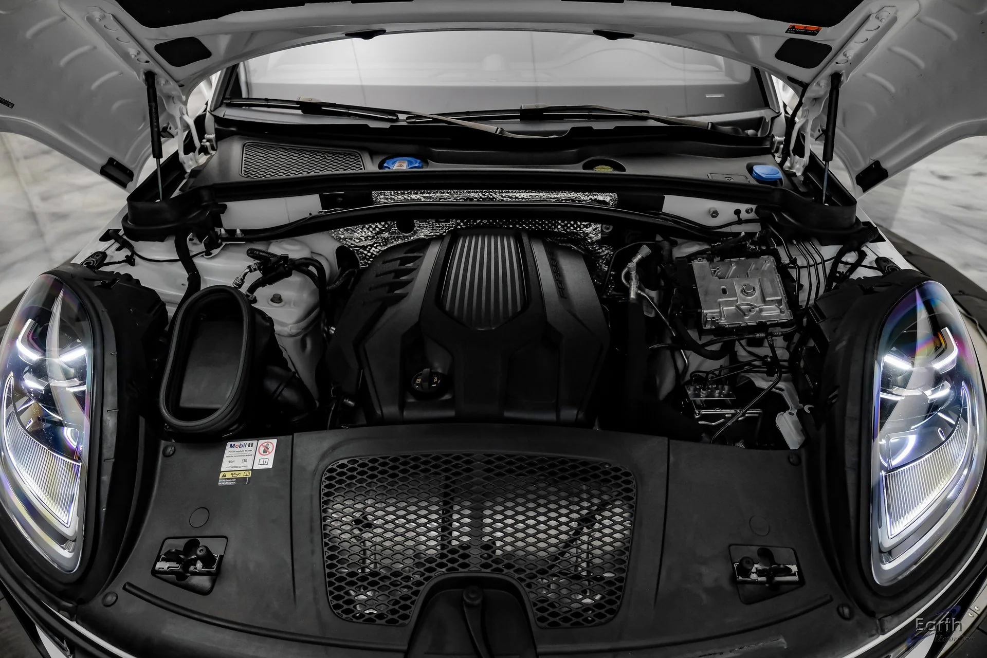Load larger image of 2024 Porsche Macan - Stuttcars Classified