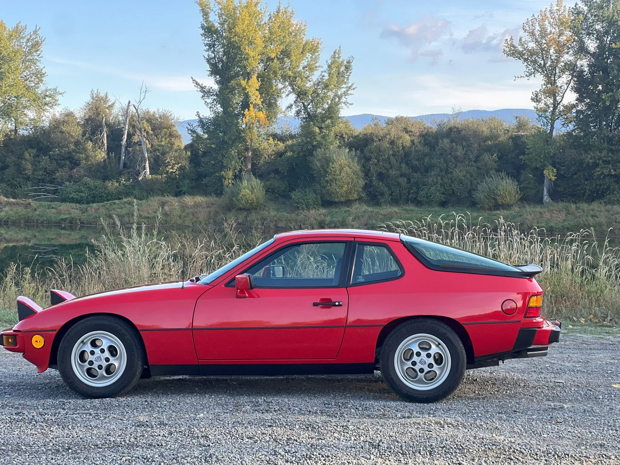 Load larger image of 1988 Porsche 924S - Stuttcars Classified