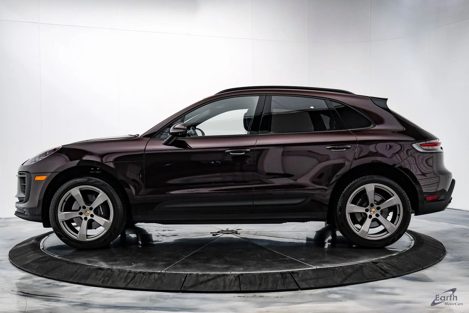 Load larger image of 2024 Porsche Macan - Stuttcars Classified