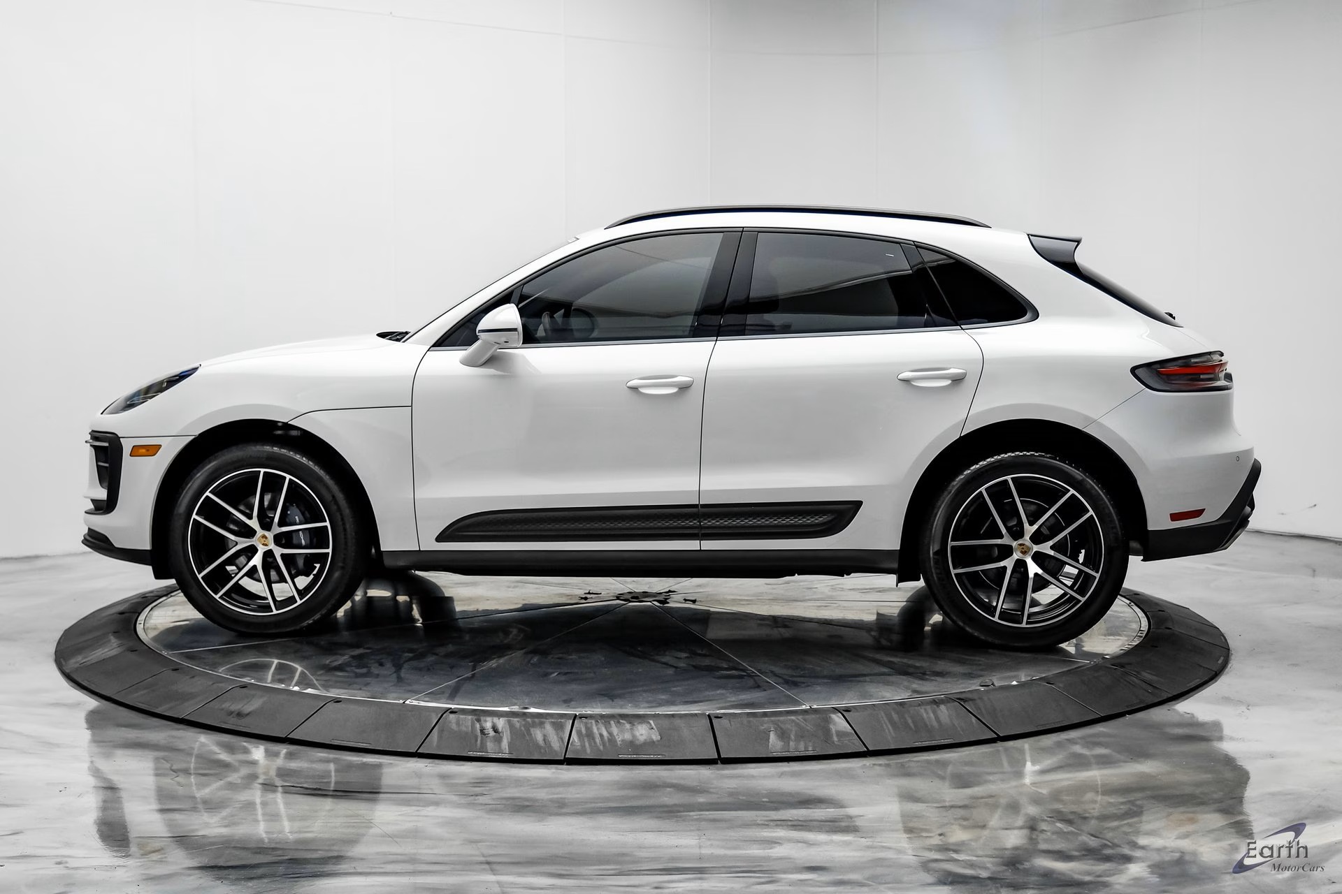 Load larger image of 2024 Porsche Macan - Stuttcars Classified