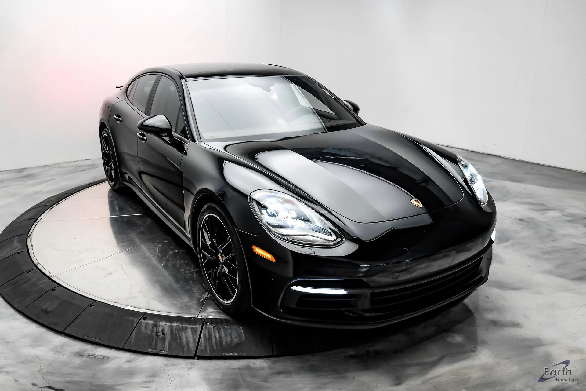 Load larger image of 2019 Porsche Panamera - Stuttcars Classified