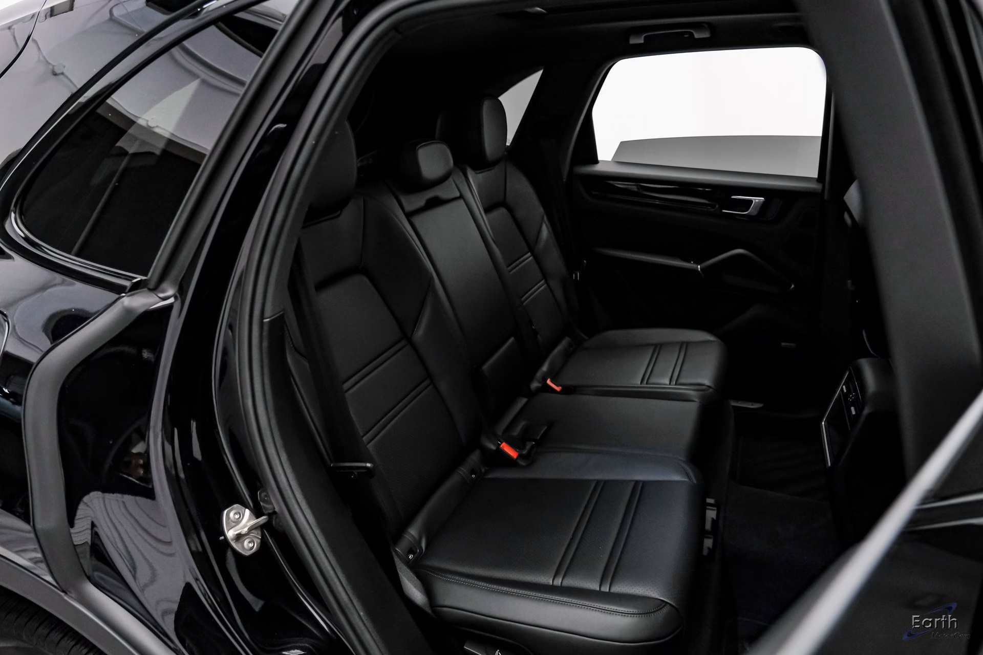 Load larger image of 2022 Porsche Cayenne - Stuttcars Classified