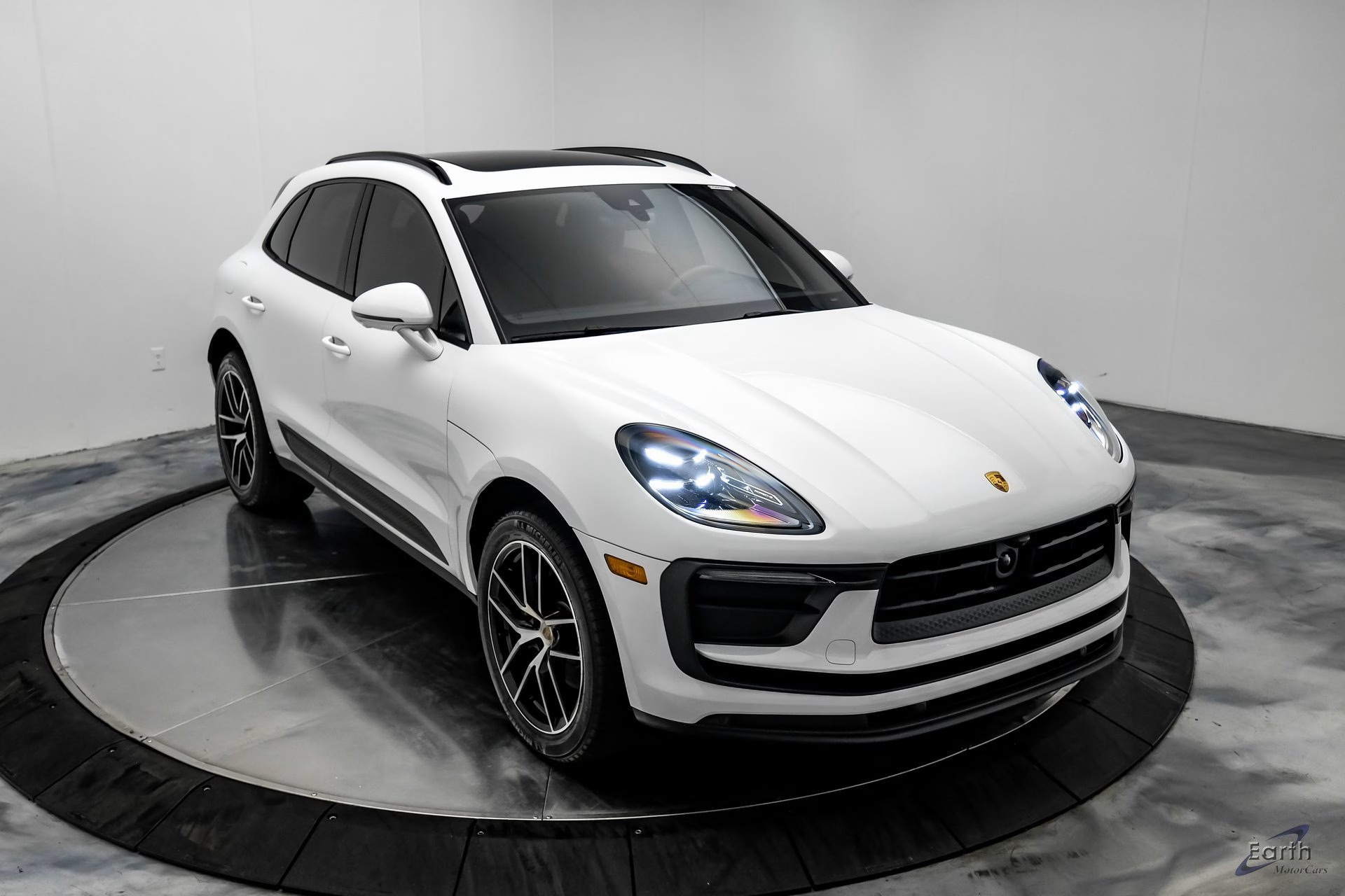 Load larger image of 2024 Porsche Macan - Stuttcars Classified