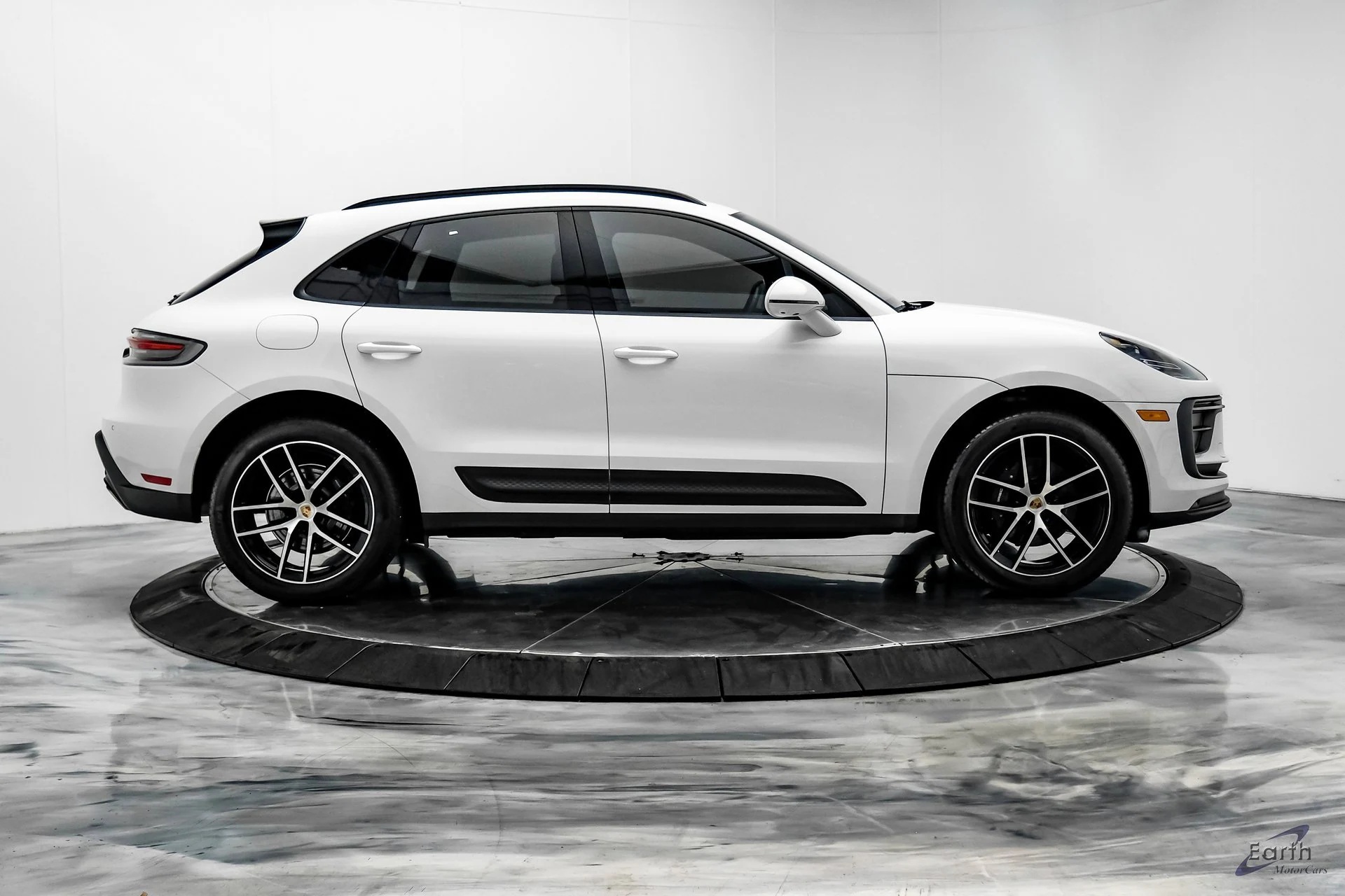 Load larger image of 2024 Porsche Macan - Stuttcars Classified