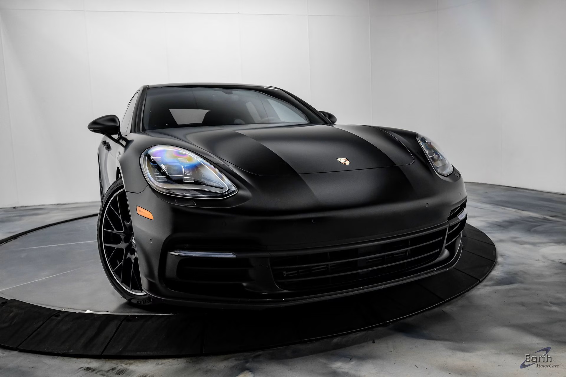 Load larger image of 2018 Porsche Panamera - Stuttcars Classified