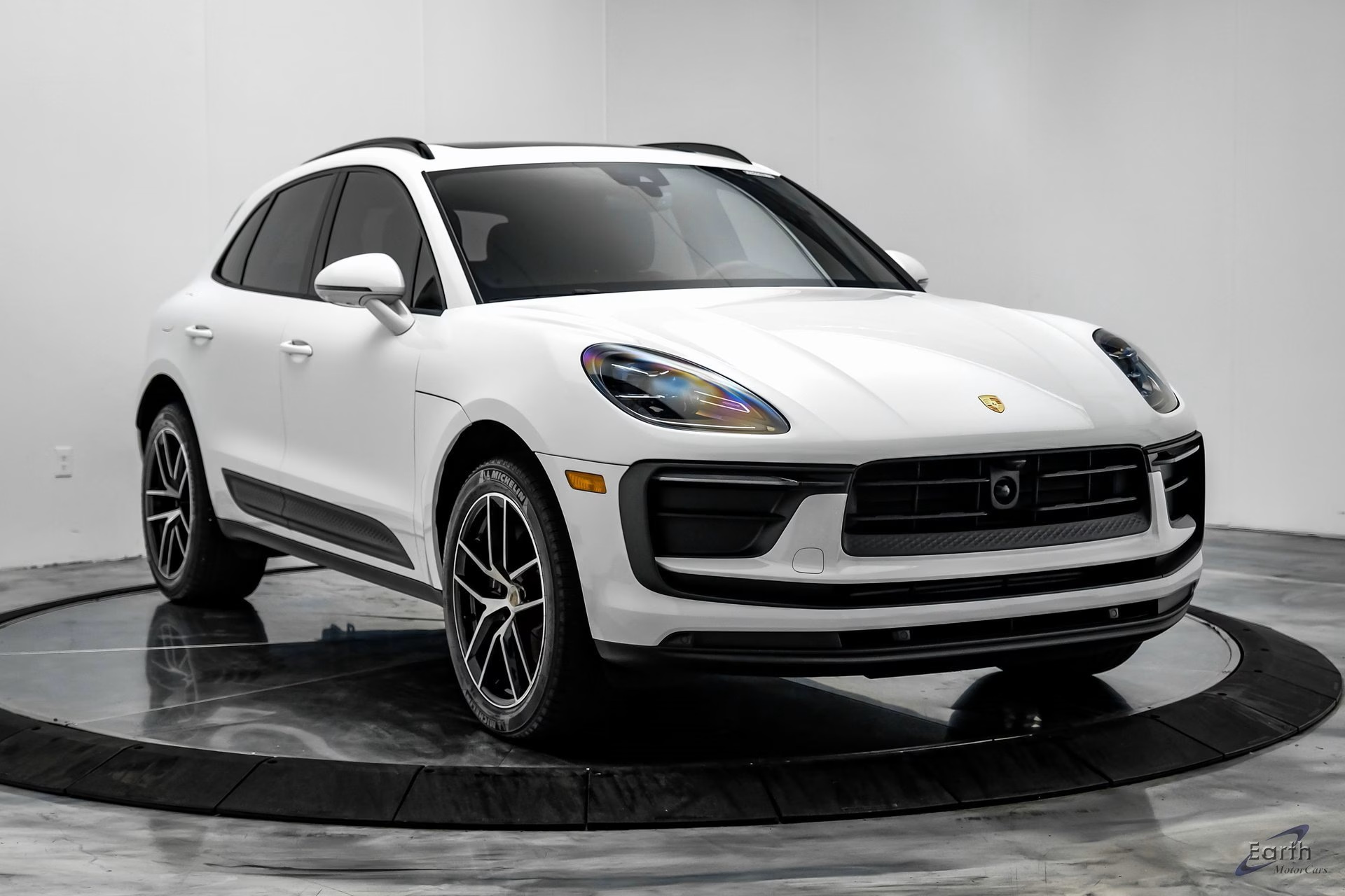 Load larger image of 2024 Porsche Macan - Stuttcars Classified