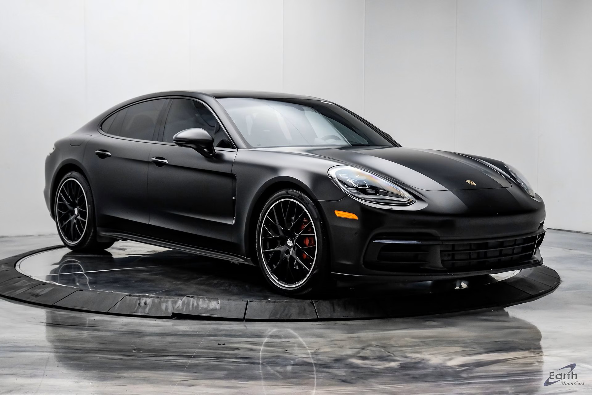 Load larger image of 2018 Porsche Panamera - Stuttcars Classified