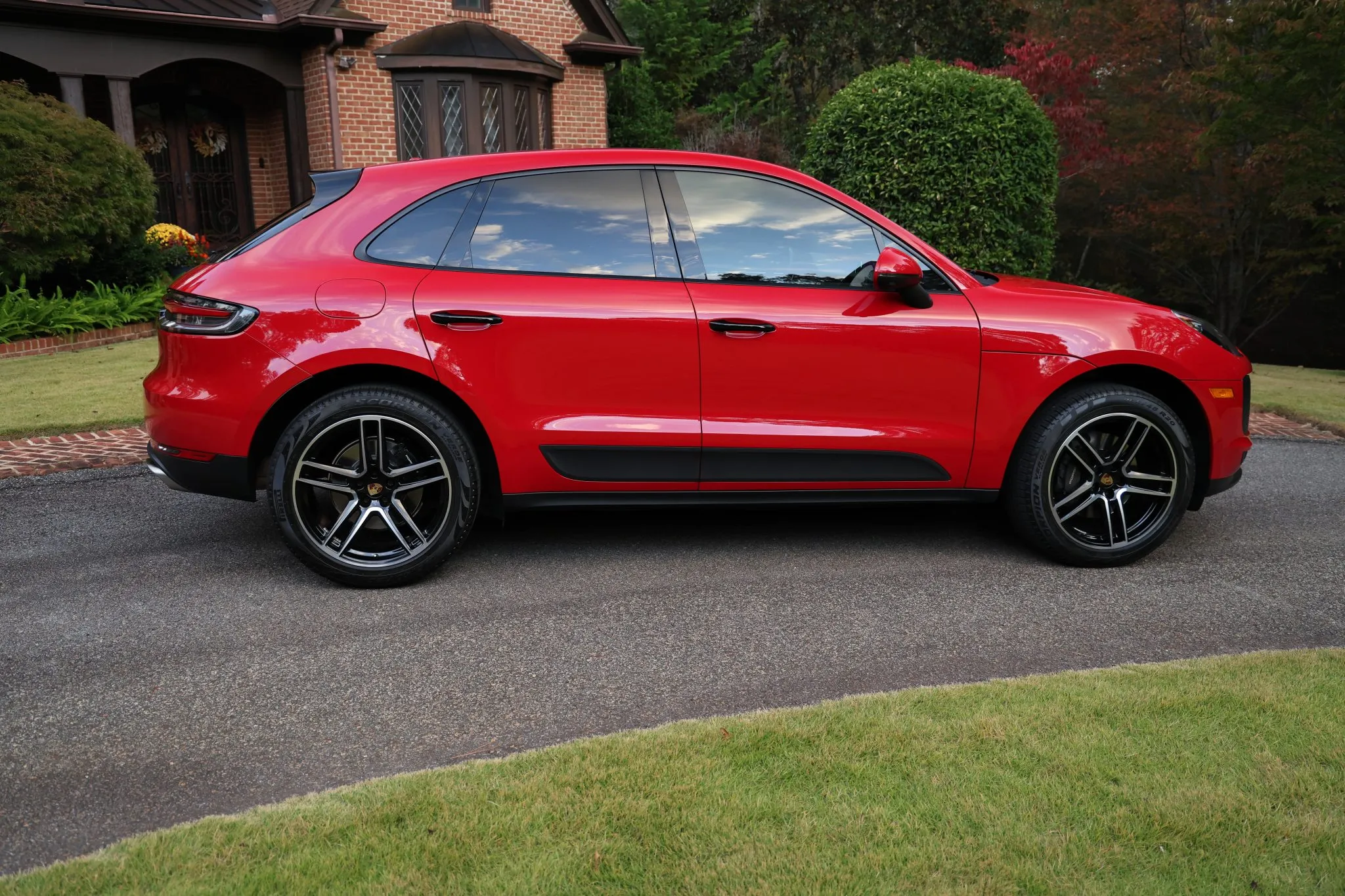 Load larger image of 2021 Porsche Macan - Stuttcars Classified