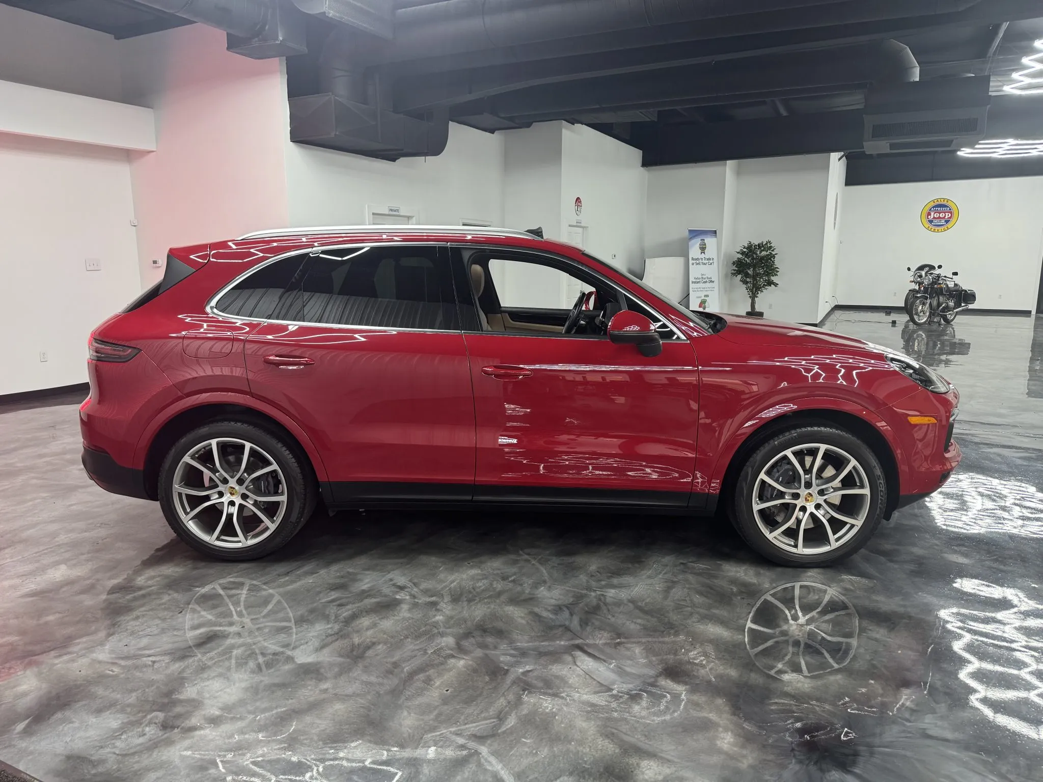 Load larger image of 2021 Porsche Cayenne - Stuttcars Classified