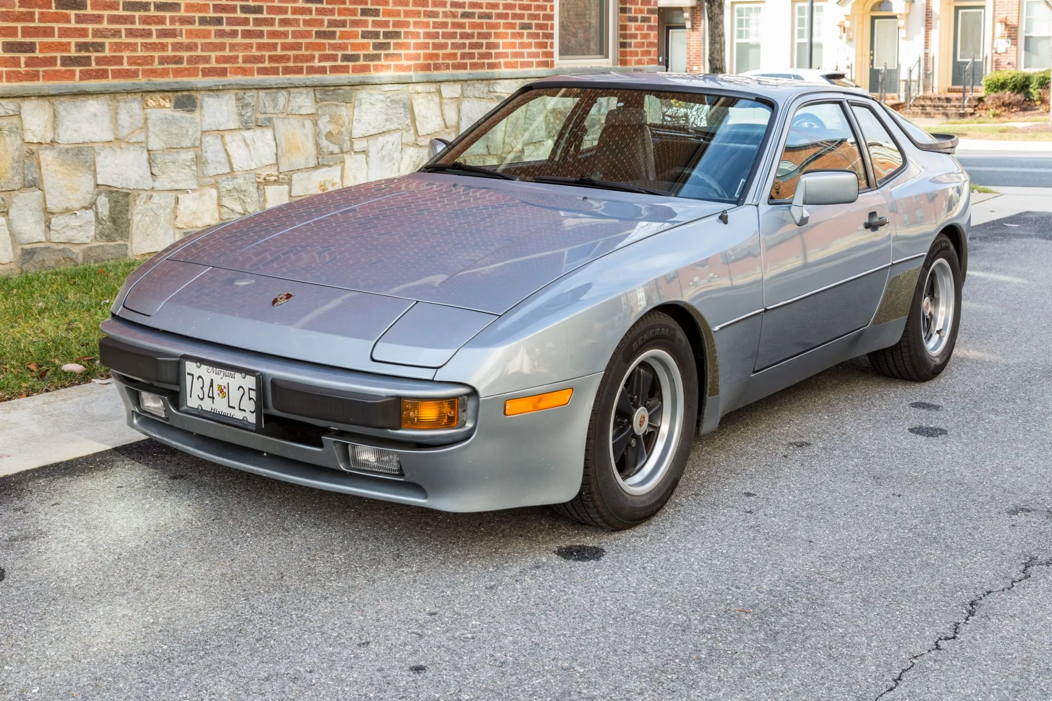 Load larger image of 1983 Porsche 944 - Stuttcars Classified