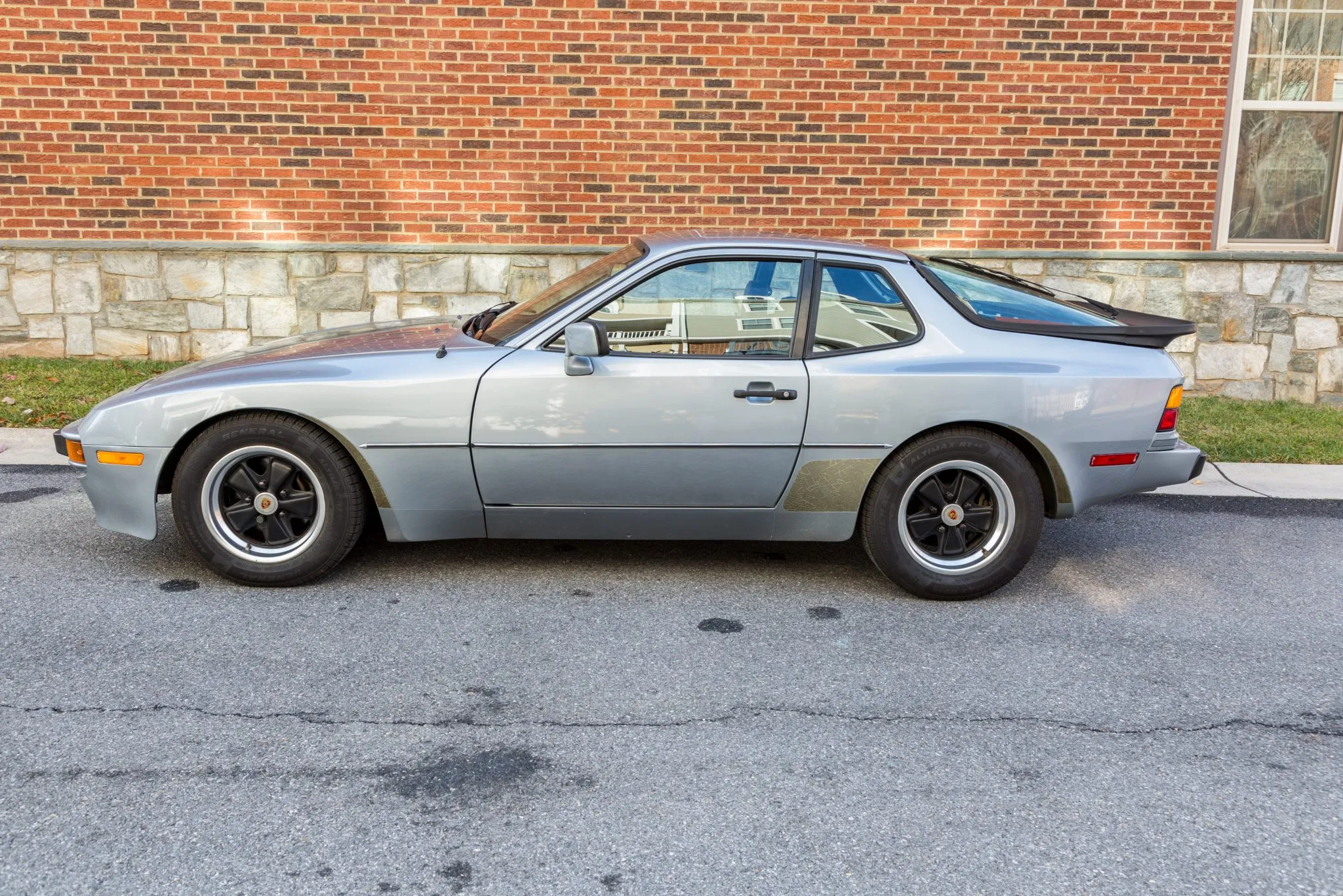 Load larger image of 1983 Porsche 944 - Stuttcars Classified