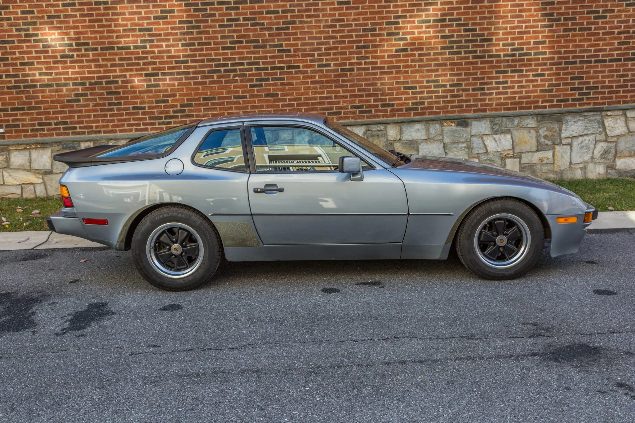 Load larger image of 1983 Porsche 944 - Stuttcars Classified