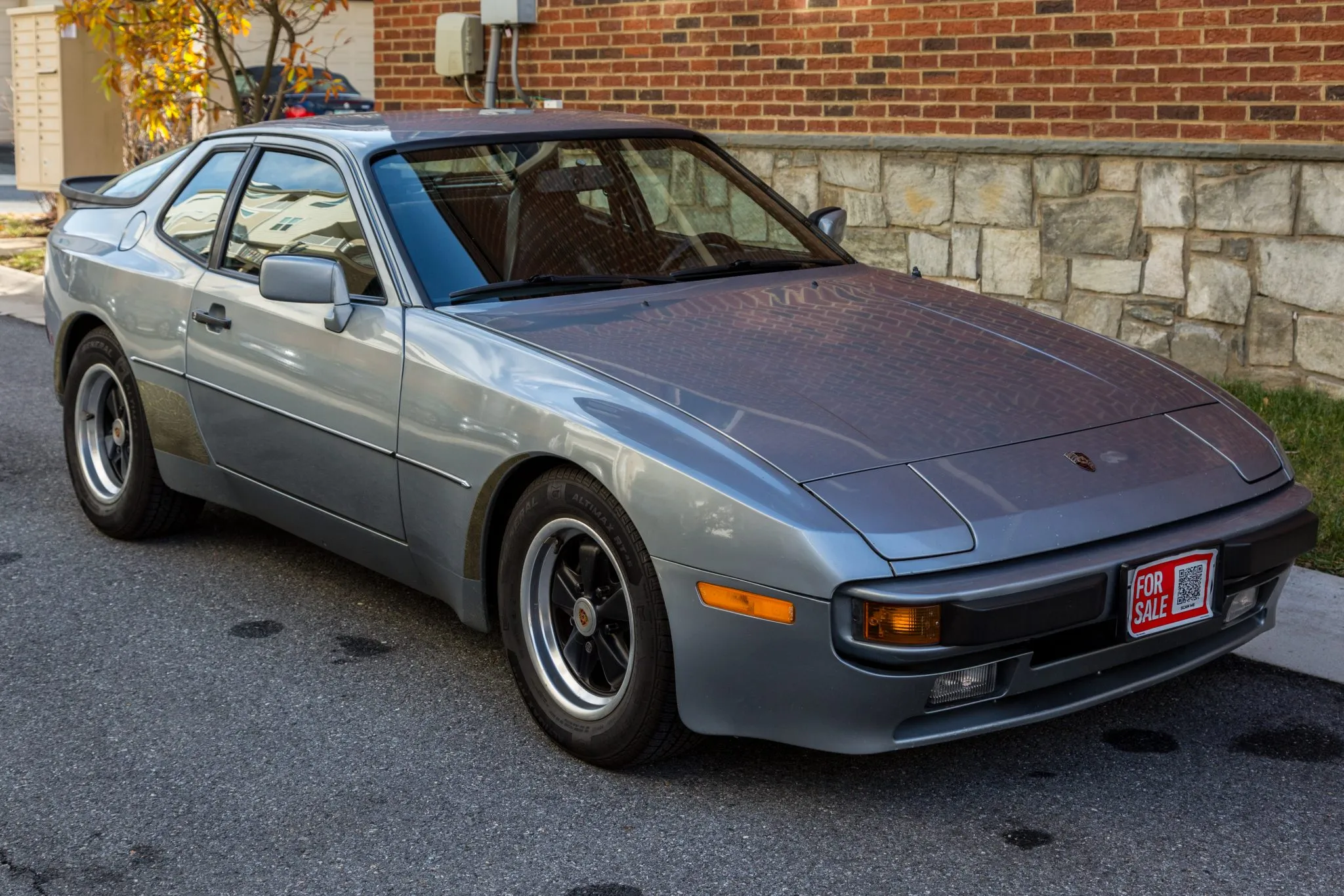 Load larger image of 1983 Porsche 944 - Stuttcars Classified