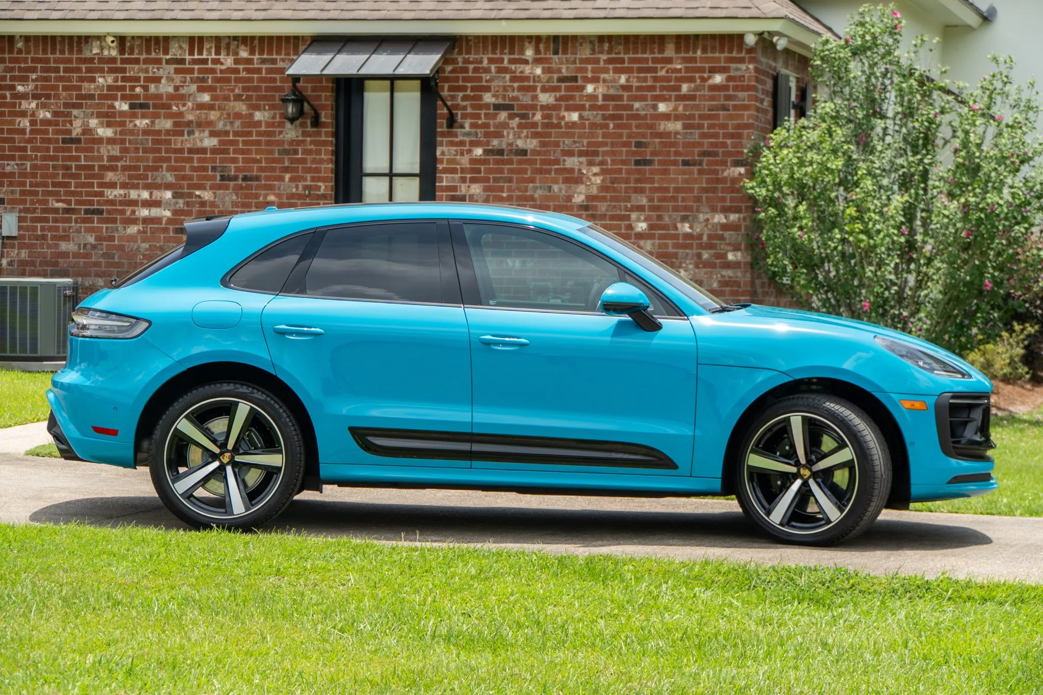 Load larger image of 2023 Porsche Macan GTS - Stuttcars Classified